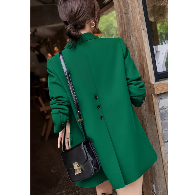 设计感西装外套女春秋新款时尚减龄后开叉宽松休闲绿色小西服上衣
