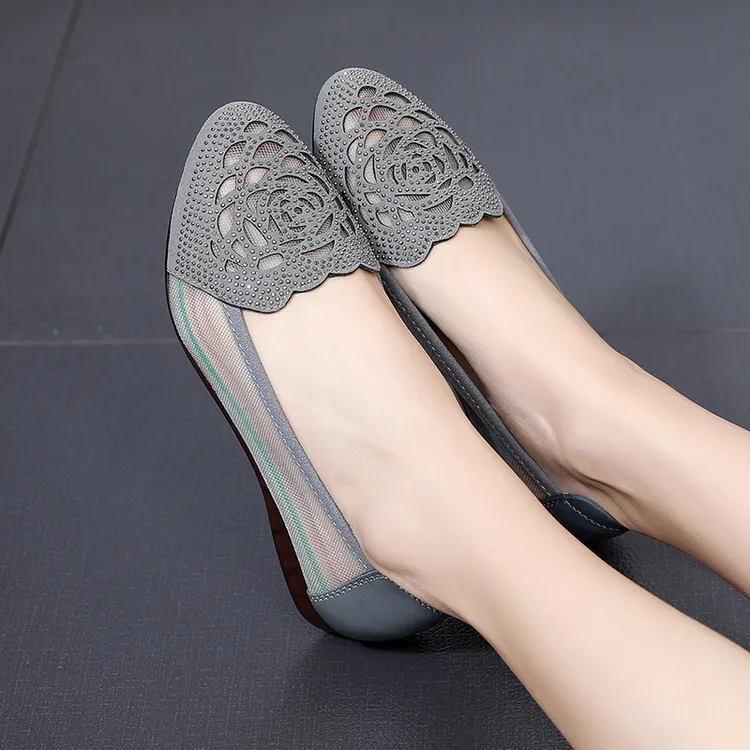 舒适牛筋软底包头中老年妈妈凉鞋女透气夏季真皮镂空平底单鞋女鞋