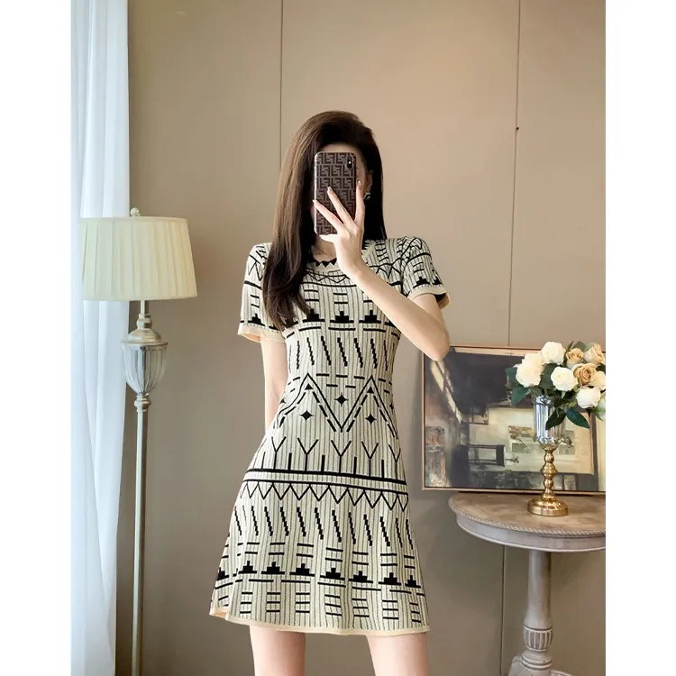 法式复古连衣裙女2024春夏新款小众气质显瘦轻熟风时尚针织直筒裙