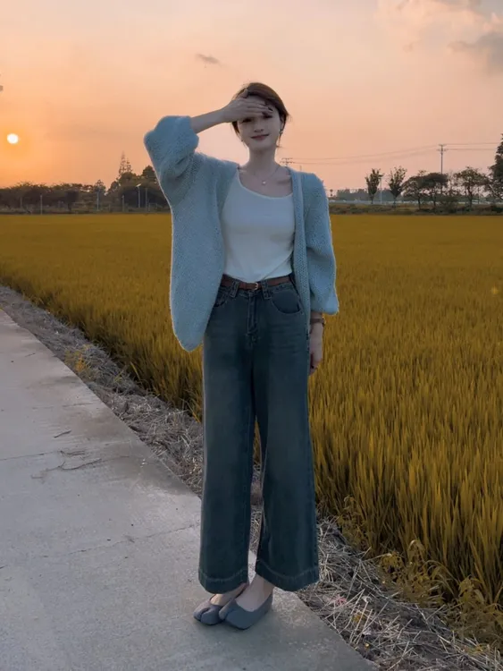 【麦田乐园】秋冬气质显白显瘦粗针织蓝色开衫白色吊带高腰牛仔裤