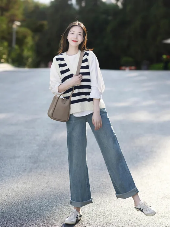 【原宿条纹】秋冬气质高级感慵懒风气质V领条纹马甲白T蓝色牛仔裤