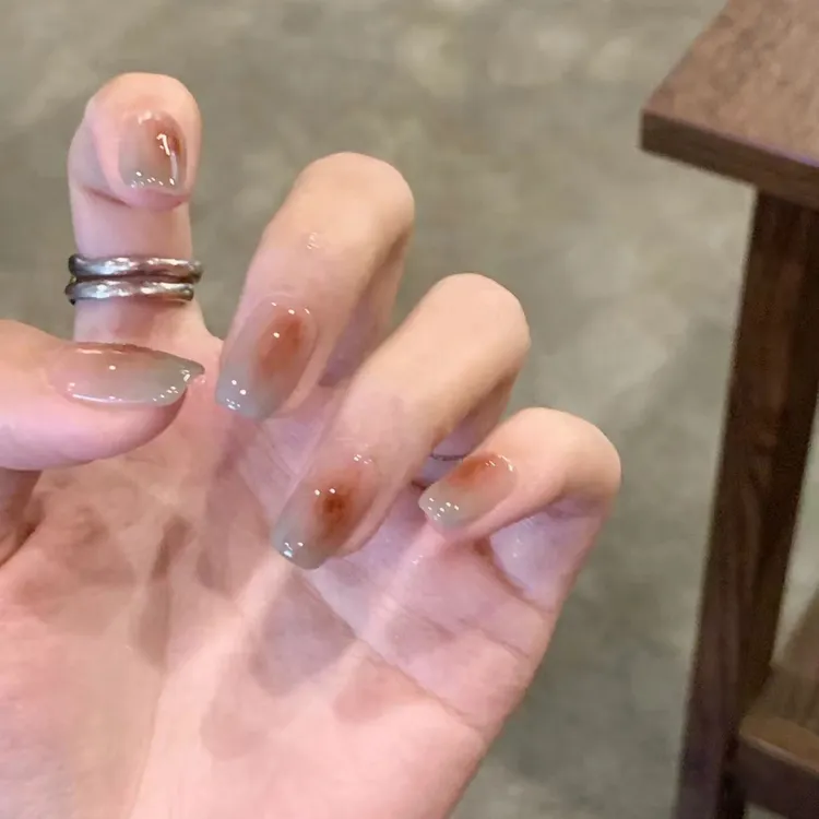 秋冬穿戴美甲温柔显白美拉德美甲贴片雾霾蓝渐变琥珀晕染假指甲