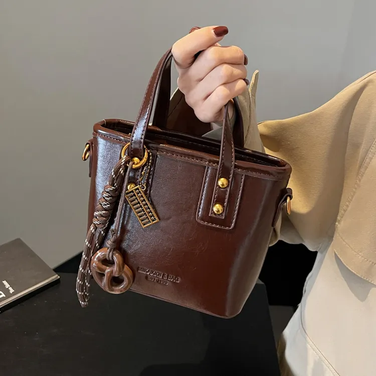 高级质感复古包包女式2025新款春夏百搭斜挎包时尚超火手提水桶包