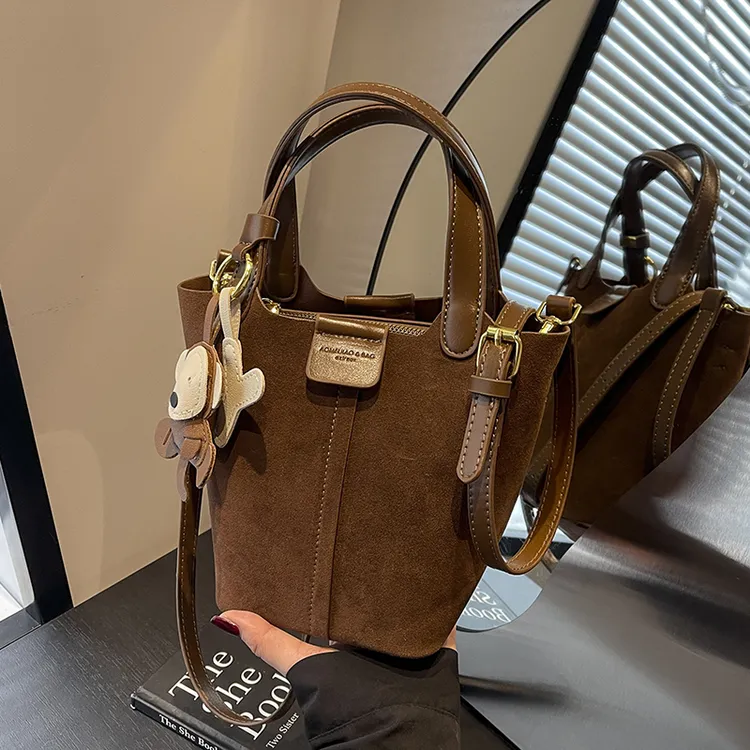 磨砂手提小包包女2025春夏新款质感水桶包高级洋气复古通勤斜挎包