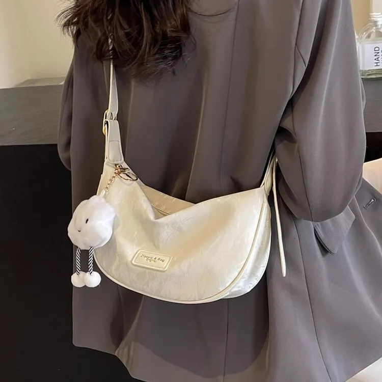 今年流行小包包女2025新款休闲上班通勤单肩包夏天百搭斜挎饺子包