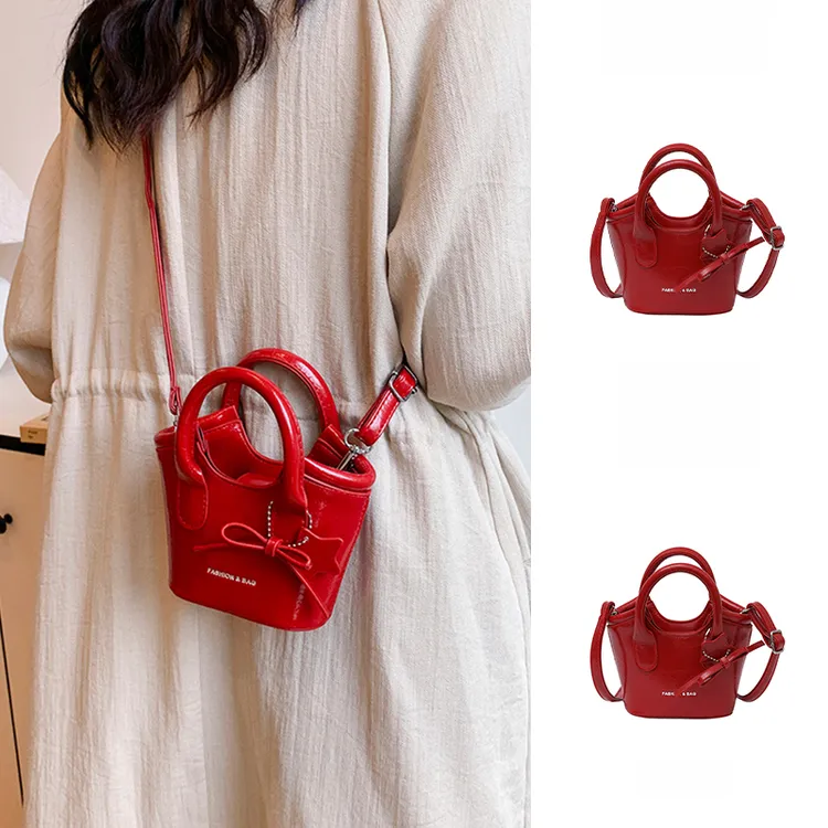 春夏季高级感小众斜挎小包包女2025新款蝴蝶结时尚红色手拎水桶包