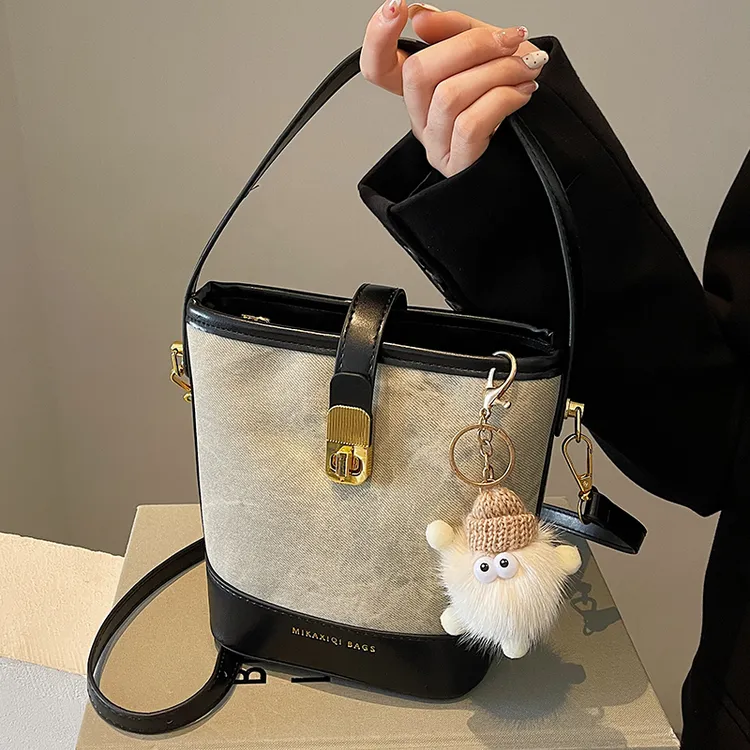 新款包包女2025年爆款水桶包春夏小众设计斜挎包高级感上班小拎包