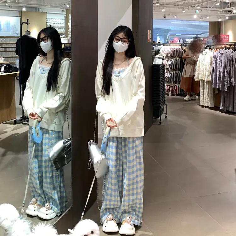 奶呼呼可爱穿搭一整套女秋季慵懒风设计感V领卫衣格子裤三件套装