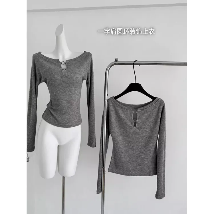 浅灰色圆环装饰针织上衣女秋设计感一字肩长袖修身打底衫