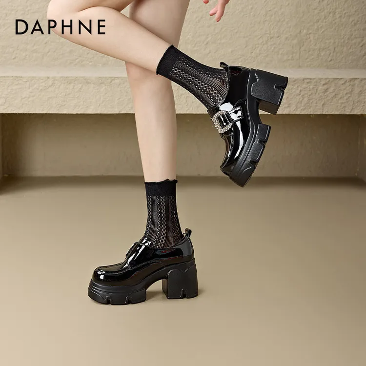 达芙妮粗跟乐福鞋女2025新款春秋漆皮厚底单鞋英伦黑色高跟小皮鞋