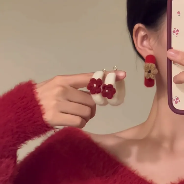 铜合金布艺耳饰 冬日慵懒毛绒针织新年红花朵耳圈女复古耳环耳饰