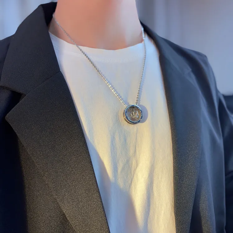 钛钢合成锆石吊坠 追属原创皇冠轻奢时尚百搭坠链小众镶钻项链