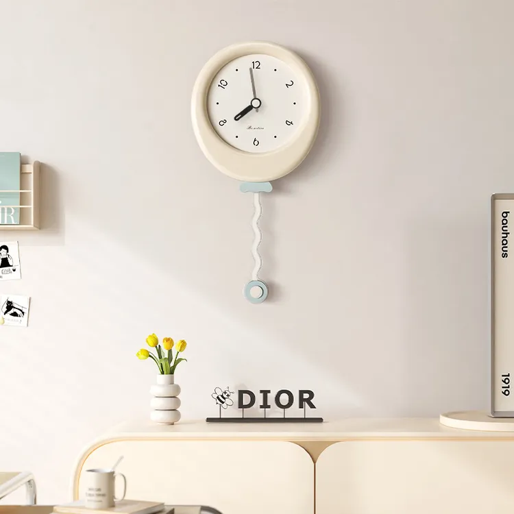 奶油风钟表挂钟客厅2023新款简约现代创意高级感挂墙时钟大气装饰
