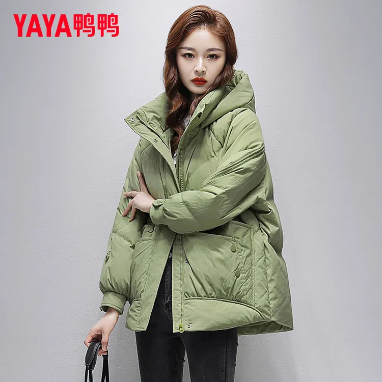 YAYA/鸭鸭品牌时尚短款羽绒服女款2025年冬季新款连帽黑色羽绒服