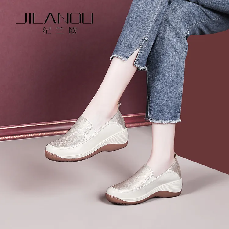 国风坡跟真皮女鞋2025春秋新款软底一脚蹬妈妈鞋厚底不累脚鞋子女