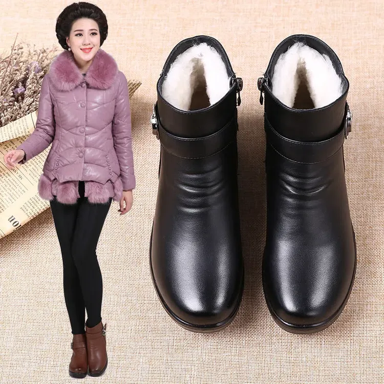 大码平底妈妈鞋冬季棉鞋女平底中老年皮鞋加绒保暖防滑奶奶短靴女