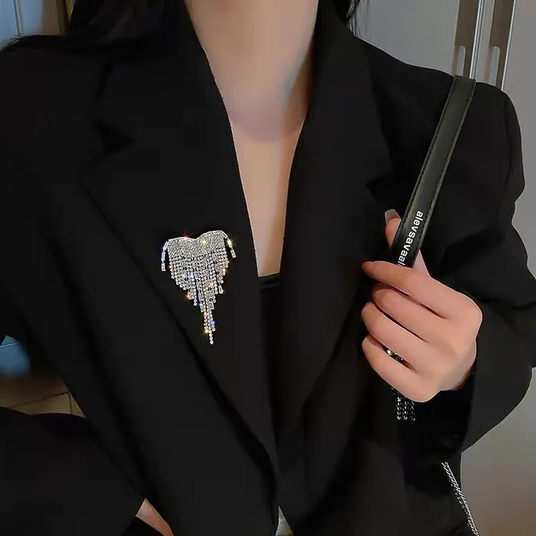 合金胸针 高级感流苏胸针胸花镶钻网红气质小众设计高档饰品女士