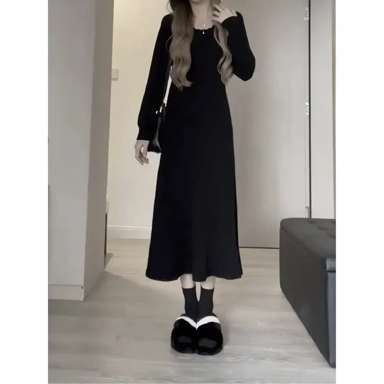 配大衣针织打底连衣裙女早秋新款温柔风收腰显瘦内搭毛衣长裙子