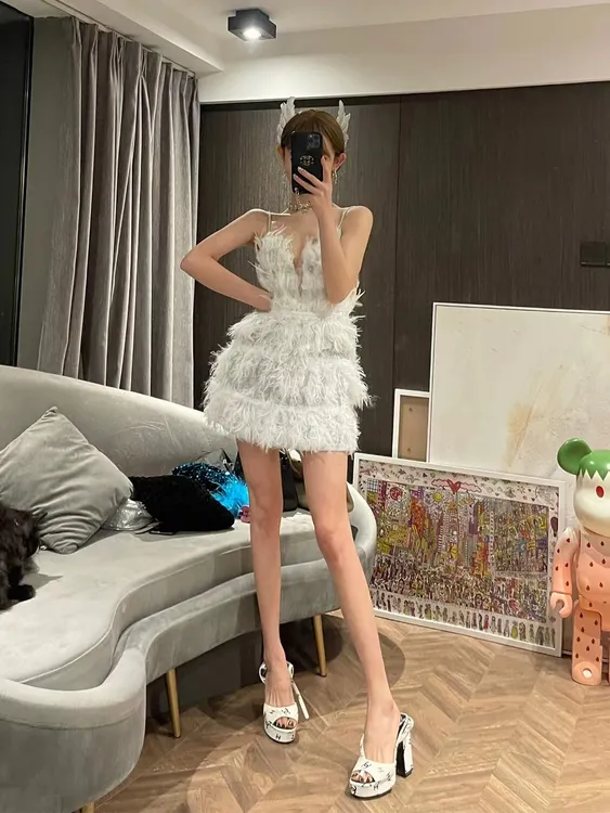 辣妹露背连衣裙羽毛拼接派对生日party吊带白色超短裙百搭性感