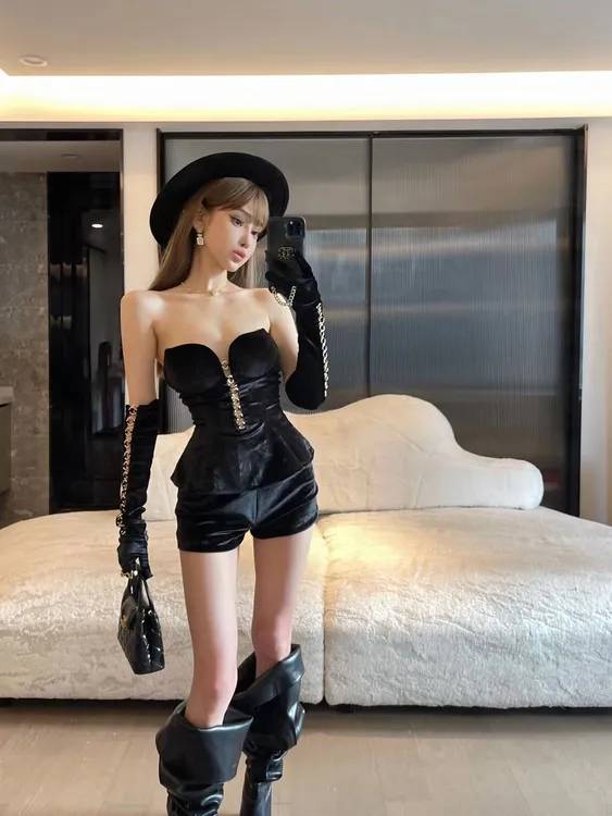 高级感金丝绒时髦辣妹禁欲系v领镂空套装街拍欧美小众设计短裤女