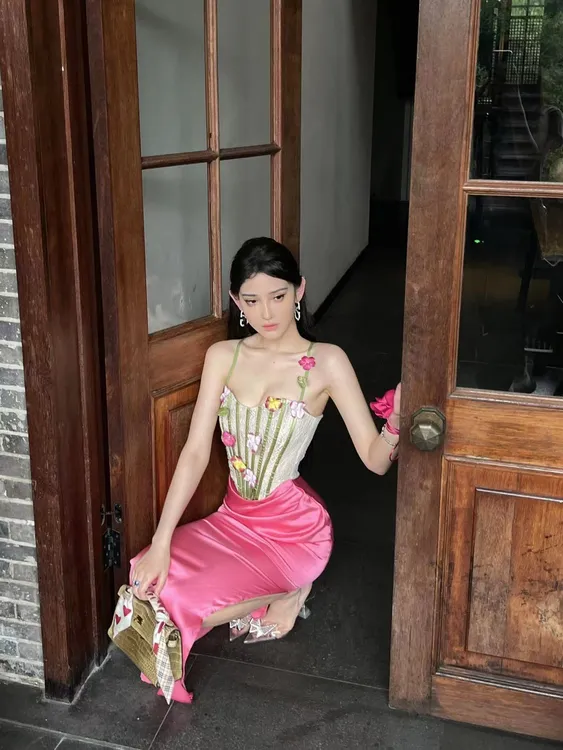 夏季新款法式优雅吊带连衣裙复古立体花朵鱼骨拼接假两件裙子小众