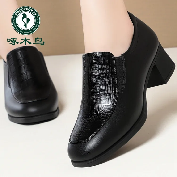 啄木鸟妈妈鞋软底秋冬单鞋女方头新款中老年高跟圆头黑色女士皮鞋