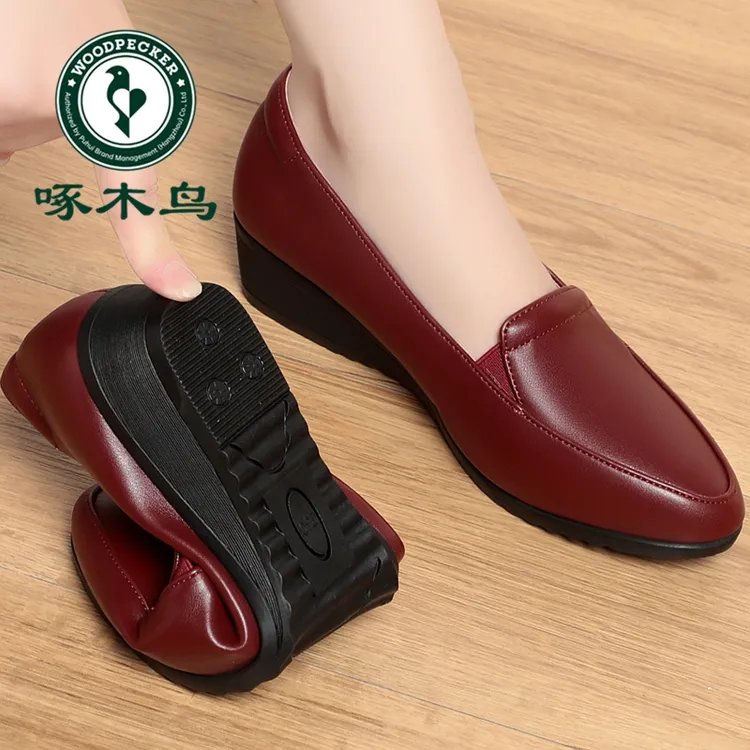 啄木鸟皮鞋妈妈鞋春秋舒适软底单鞋老人鞋不累脚防滑软皮真皮女鞋