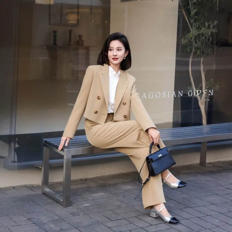 代代鹅秋季时尚休闲 双排扣短经典纯色百搭气质西装套装U323068N