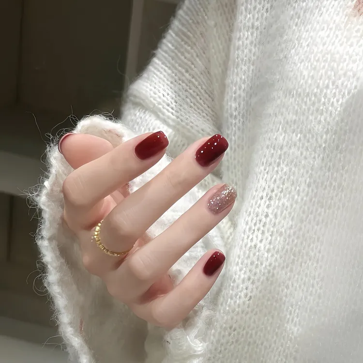 手工美甲穿戴甲2025年新款纯色中长款简约高级感红色玫瑰新娘贴片