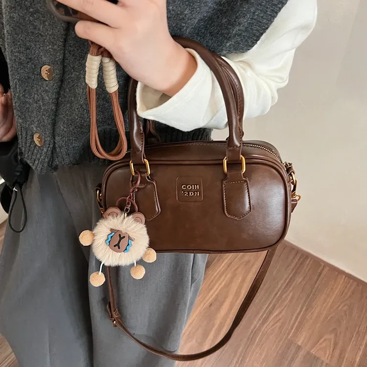 高级感小众包包女2025新款秋冬季百搭复古斜挎包超火手提保龄球包