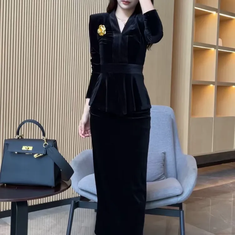 2024秋冬女装时尚气质百搭遮肉显瘦丝绒面料V领收腰半身裙两件套