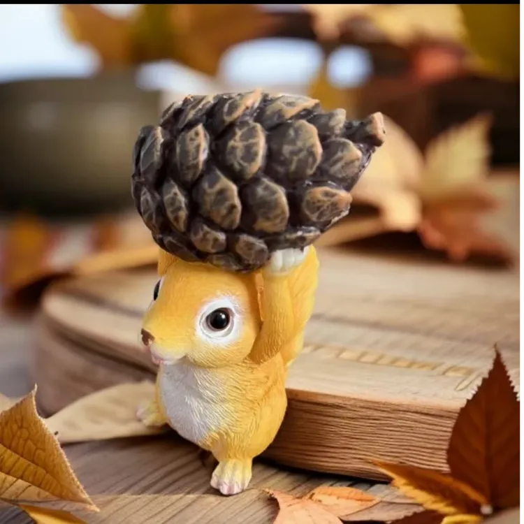 小松鼠举松果庭院装饰摆件台面布置造景动物书桌家居摆设创意摆件