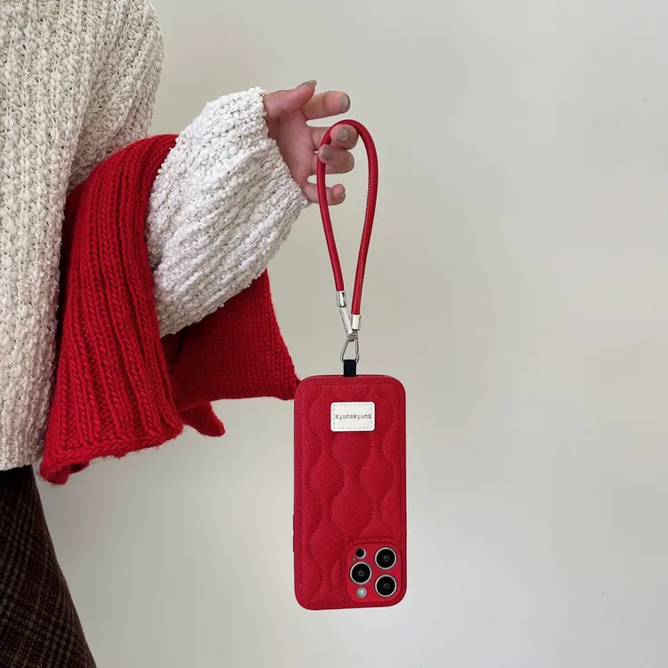 ins风羽绒波浪纹山茶花皮腕带手机壳适用苹果17promax/16pro/15