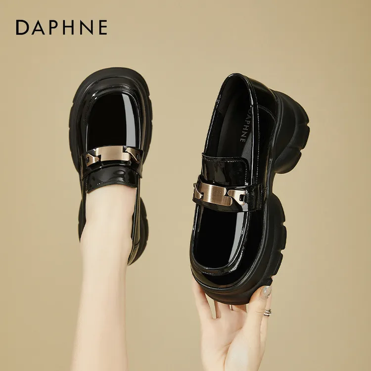 达芙妮内增高乐福鞋女鞋2024新款春秋松糕厚底小皮鞋黑色漆皮单鞋