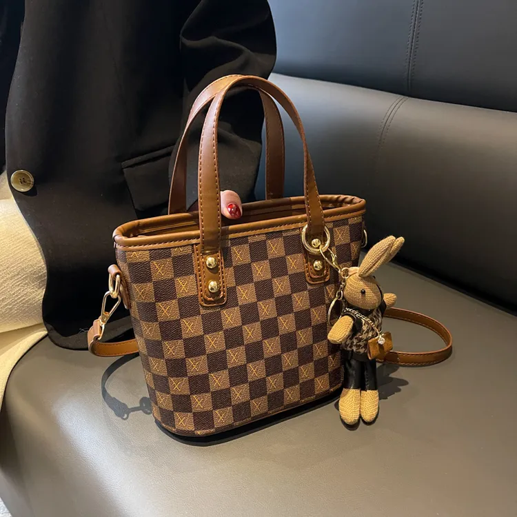 高级质感小包包女春秋2023新款时尚小众斜挎包爆款手提格子水桶包