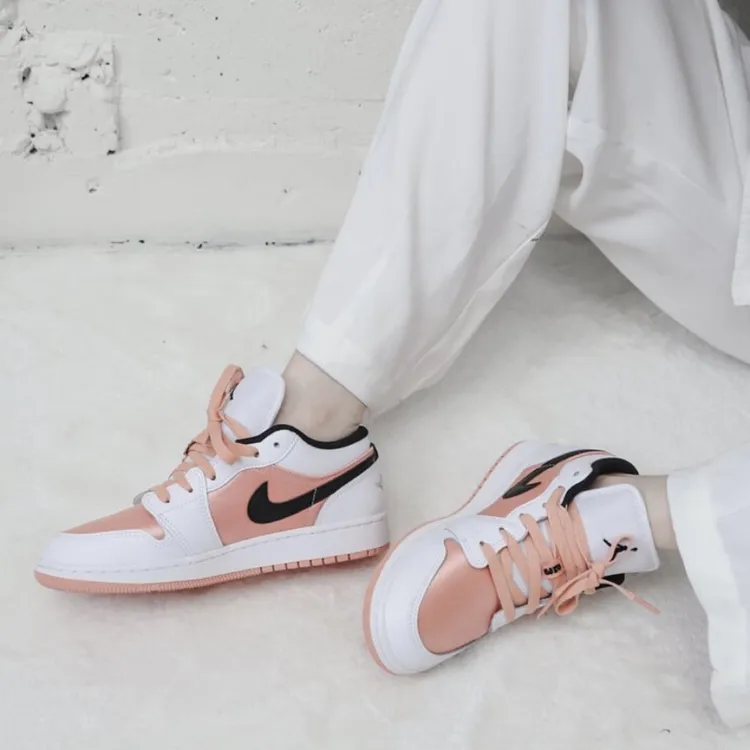 Nike/耐克 Air Jordan1 Low 白粉（GS）春季复古篮球鞋DM8960-801