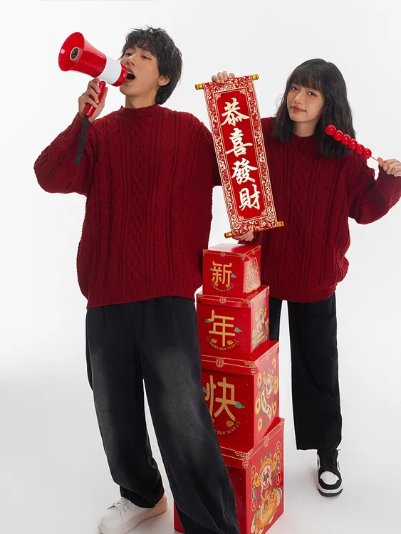 2024新款秋冬季情侣新年圆领毛衣显白扭花复古简约宽松针织衫