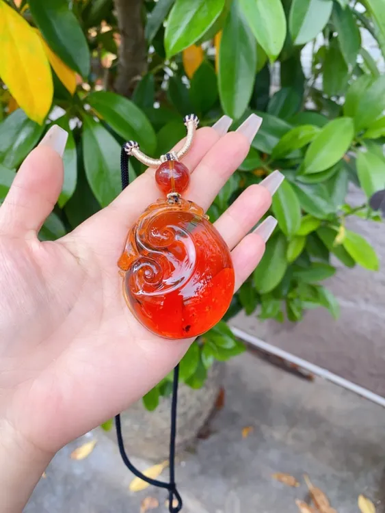 缅甸琥珀.老矿血红茶如意颜色够红，尺寸60*46*20mm，女款时尚百搭