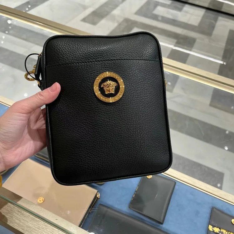 全新未使用 Versace/范思哲 凡凡欧奢男士牛皮斜挎包回国3周