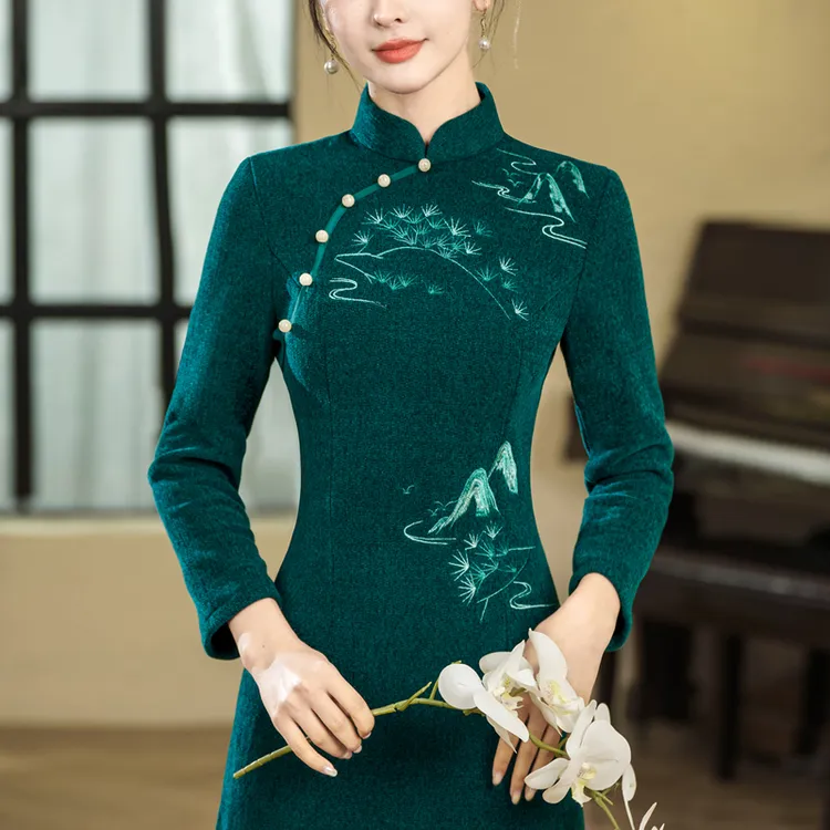 秋冬旗袍加厚2024新款高端贵夫人妈妈气质日常复古长款绿色连衣裙
