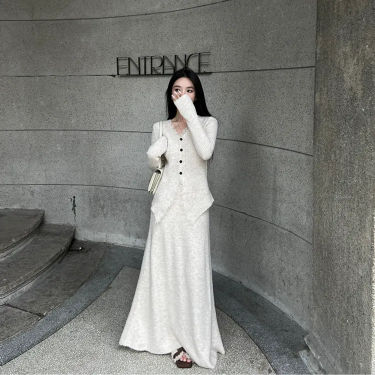 茶系慵懒调 软糯流苏V领毛边针织上衣直筒休闲半裙套装小香风显瘦