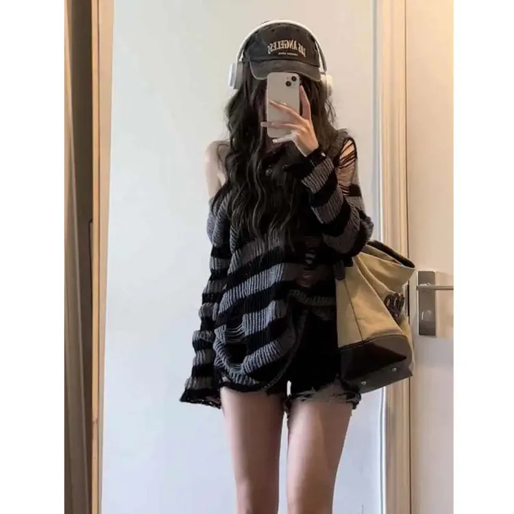 春季新款穿搭中长款女上衣百搭破洞条纹宽松套头针织衫潮流