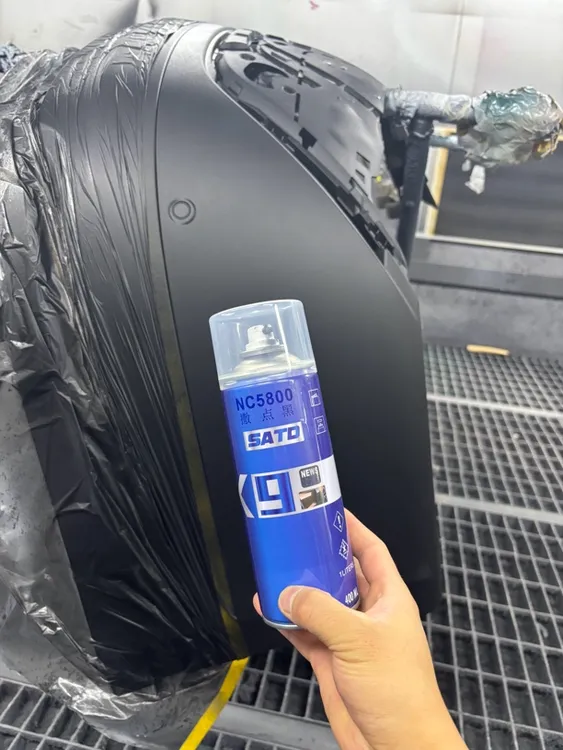 手喷撒点黑，汽车保险杠，汽车饰板黑点喷涂