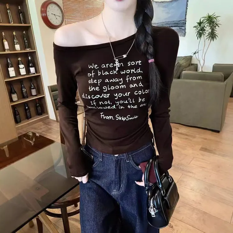 斜肩一字领长袖T恤女式打底衫秋季新款字母印花收腰褶皱内搭上衣