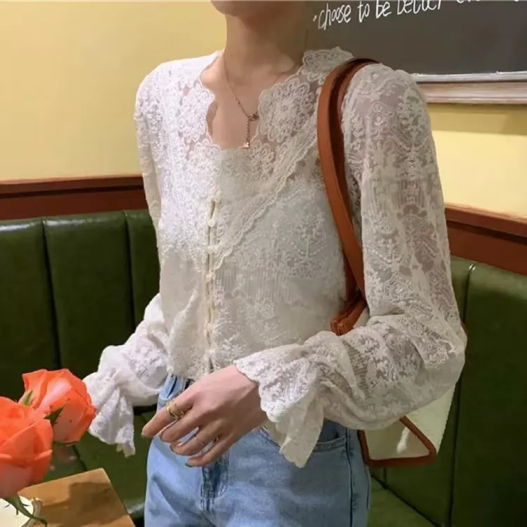 2505法式别致长袖镂空蕾丝上衣女高级感休闲罩衫设计感小众打底衫