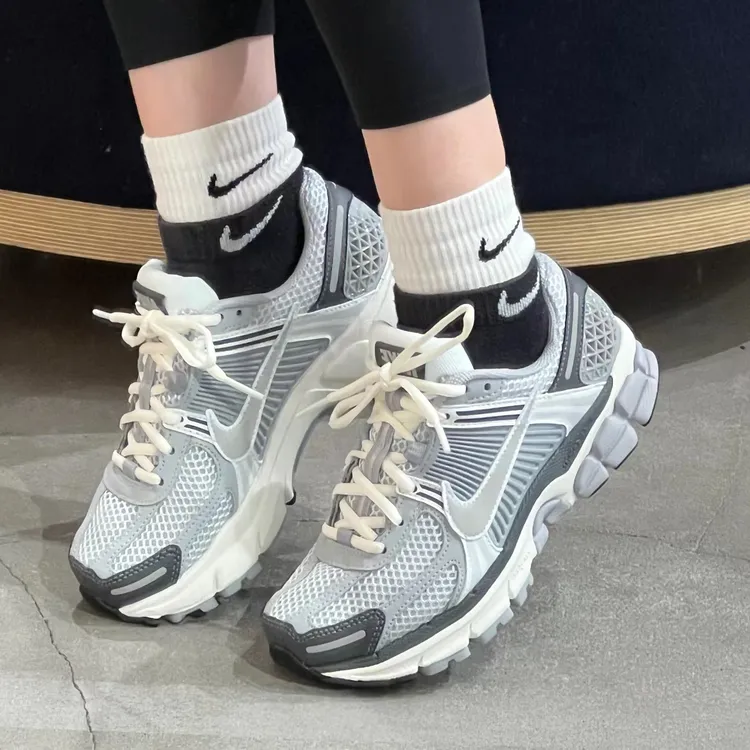 NIKE/耐克Air Zoom Vomero 5透气低帮跑步鞋女款米灰色FD9919-001