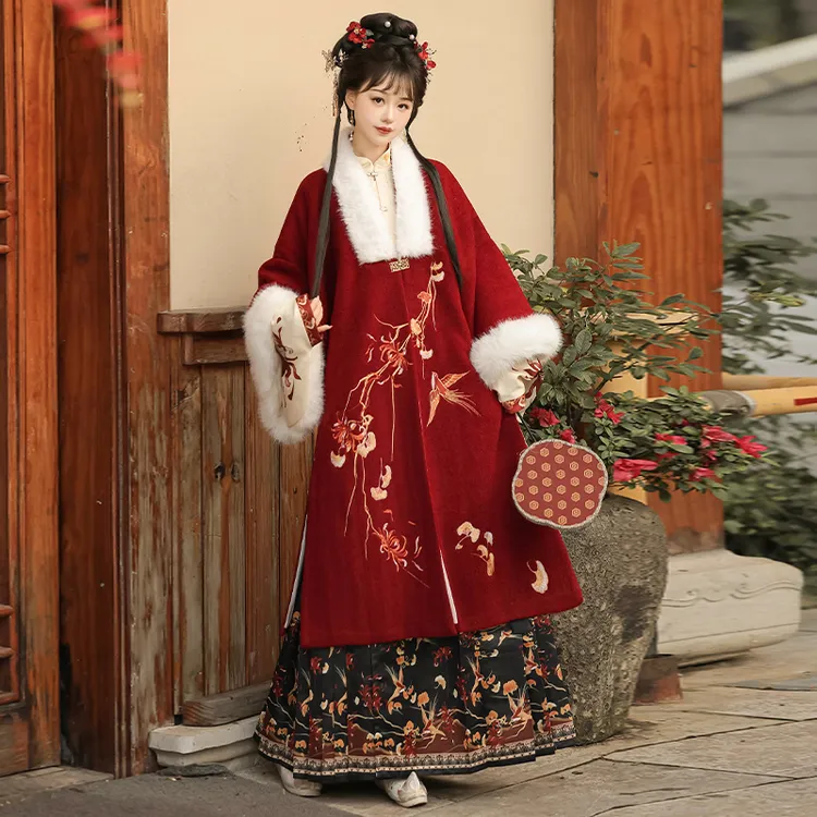 南歌亭明制汉服女成人马面裙套装2024冬季新款加绒加厚拜年服裘衣