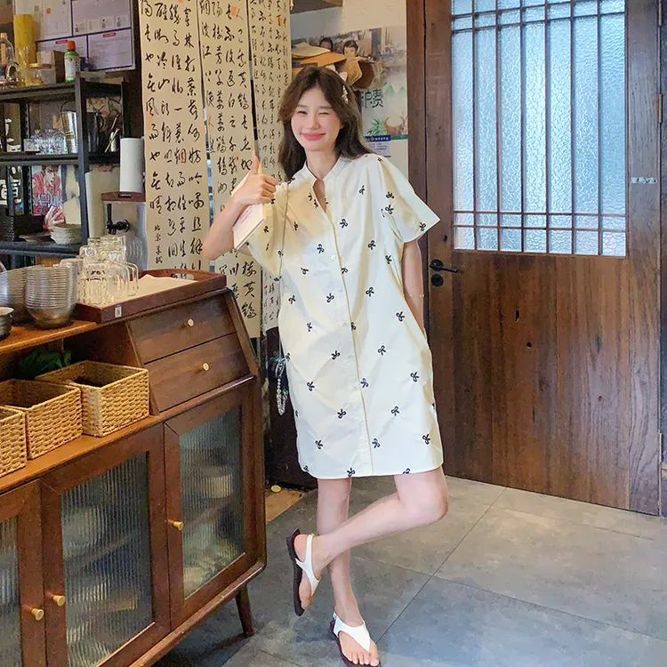 米白色蝴蝶结气质法式减龄连衣裙女2025年显瘦浪漫休闲度假风裙子