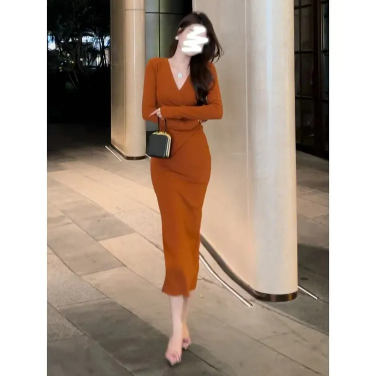 D132春季长袖绒感设计款遮肉显瘦气质小众收腰时尚款百搭长裙
