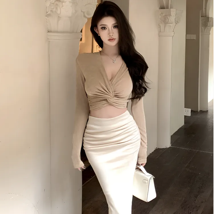 辣妹风扭结设计感百搭短款长袖气质上衣+高腰显瘦包臀半身裙套装